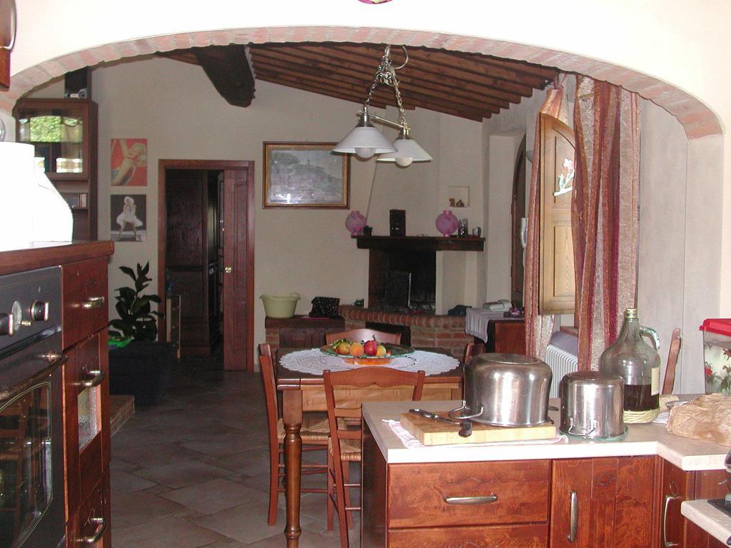 Casale Il Colombaio Di Toiano Vendégház Valli Kültér fotó